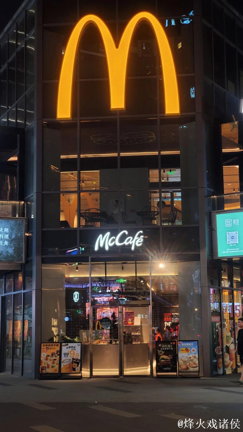 旁边麦当劳招牌完好无损，网友：女神易逝，金拱门永存